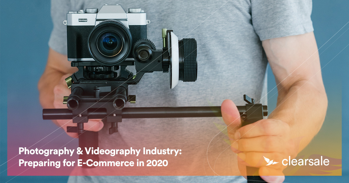Image of a person using photography equipment and a text that says: 